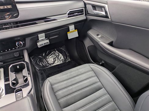 New 2025 Mitsubishi Outlander SE image 18