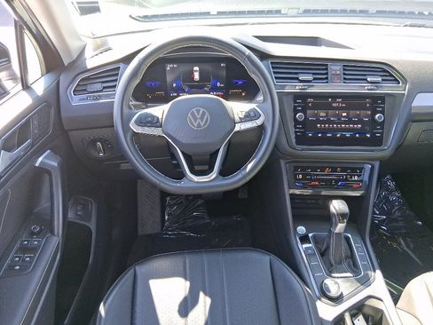 Used 2022 Volkswagen Tiguan SE image 9