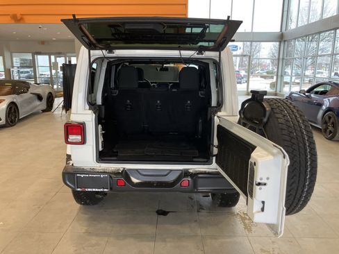Used 2018 Jeep Wrangler Unlimited Sahara w/ Uconnect 4C Nav & Sound Group image 28
