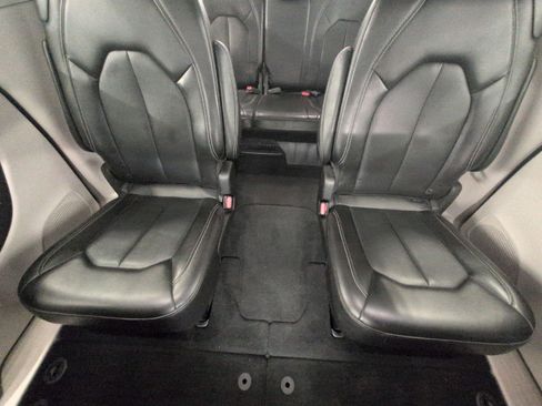 Used 2024 Chrysler Pacifica Touring-L FWD image 25