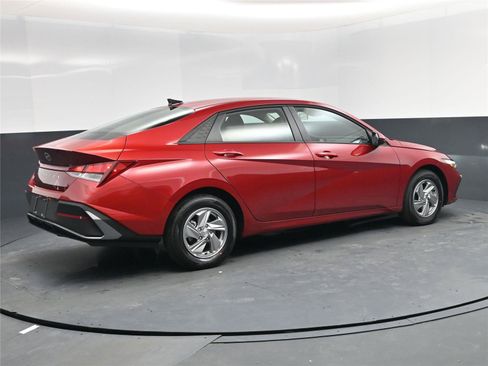 New 2026 Hyundai Elantra SE image 4