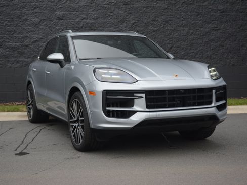 Certified 2025 Porsche Cayenne AWD/4WD image 9