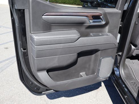 Used 2025 GMC Sierra 1500 SLT AWD/4WD image 29