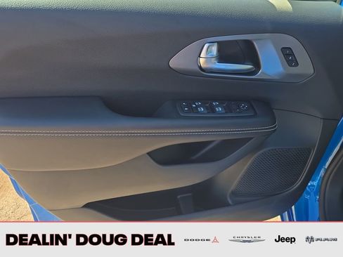 New 2026 Chrysler Pacifica Select AWD/4WD image 10