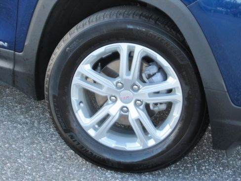 Used 2023 GMC Terrain SLE w/ Driver Convenience Package image 7