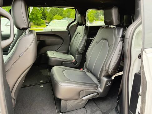 New 2026 Chrysler Pacifica Select AWD/4WD image 16
