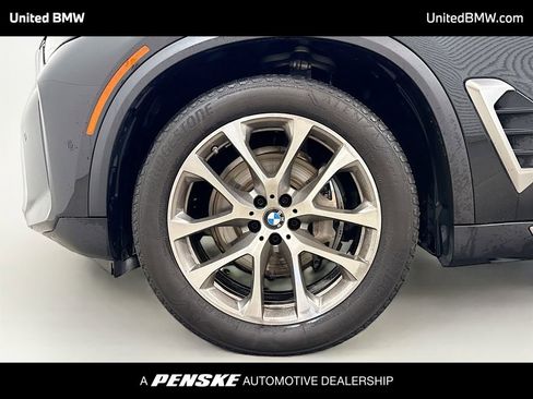 Used 2024 BMW X5 xDrive40i w/ Premium Package image 2