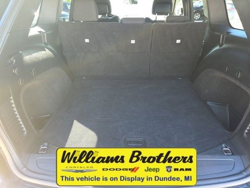 Used 2020 Jeep Grand Cherokee Laredo image 8