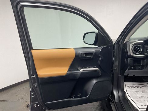 Used 2019 Toyota Tacoma SR5 AWD/4WD image 9