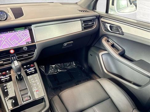 Certified 2026 Porsche Macan AWD/4WD image 21