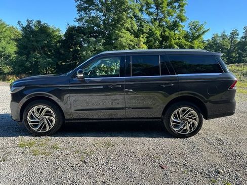 New 2025 Lincoln Navigator Reserve AWD/4WD image 2