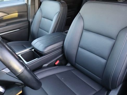 Used 2025 Chevrolet Traverse LT FWD image 6
