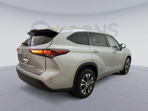 Used 2024 Toyota Highlander XLE AWD/4WD image 8