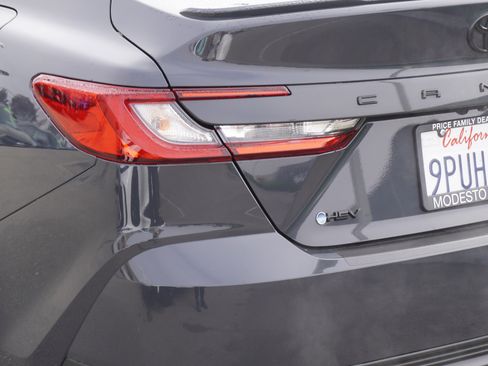 Used 2025 Toyota Camry SE image 9