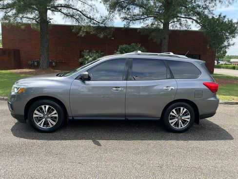 Used 2017 Nissan Pathfinder SL w/ SL Tech Package FWD image 2