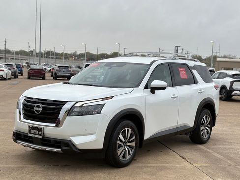 Certified 2025 Nissan Pathfinder SL image 3