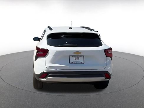Used 2025 Chevrolet Trax LT w/ LT Convenience Package FWD image 12
