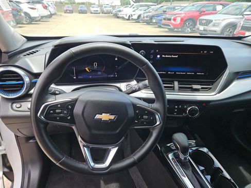 Used 2025 Chevrolet Trax LT w/ LT Convenience Package FWD image 17