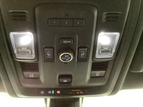 Used 2022 Chevrolet Tahoe Z71 w/ Z71 Off-Road Package AWD/4WD image 21