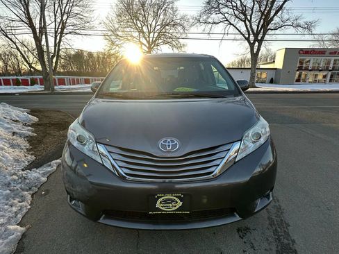 Used 2015 Toyota Sienna XLE Premium image 2