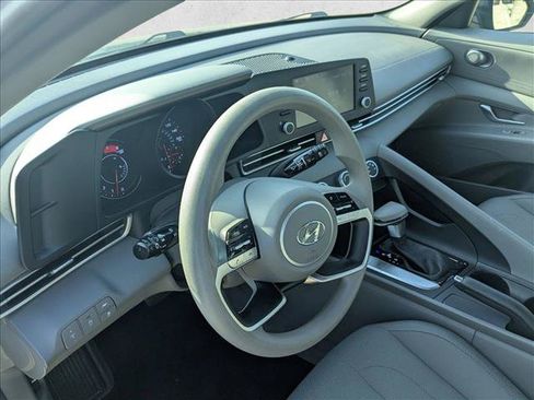 Used 2022 Hyundai Elantra SE FWD image 10