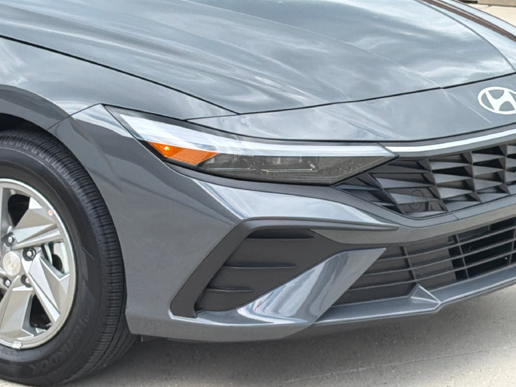 Used 2026 Hyundai Elantra SE FWD image 5