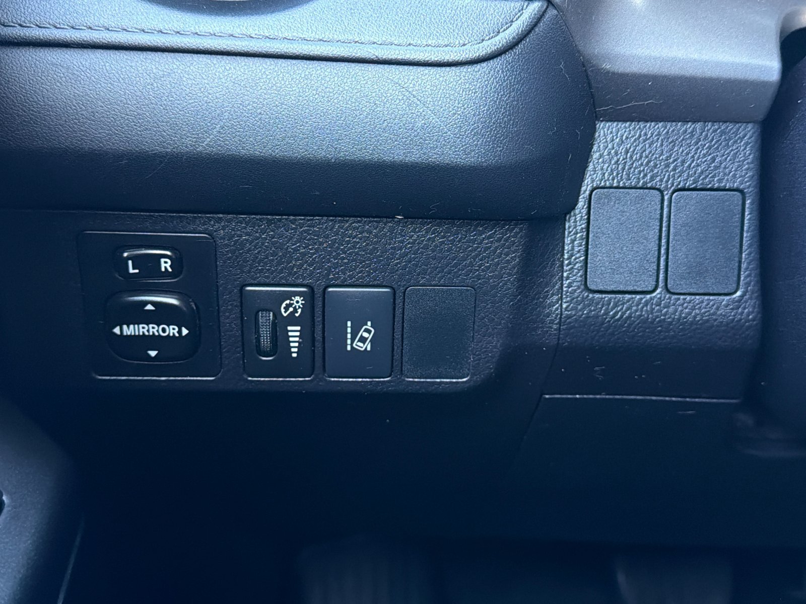 Used 2018 Toyota RAV4 LE w/ All Weather Liner Package FWD image 26
