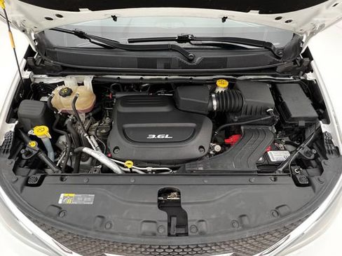 Used 2018 Chrysler Pacifica Touring-L w/ Premium Audio Group FWD image 28