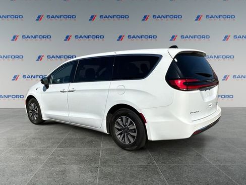 Used 2024 Chrysler Pacifica Limited FWD image 3