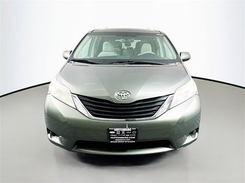 Used 2013 Toyota Sienna LE image 2