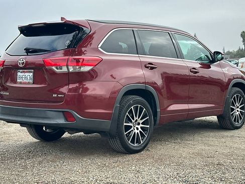 Used 2017 Toyota Highlander SE image 3