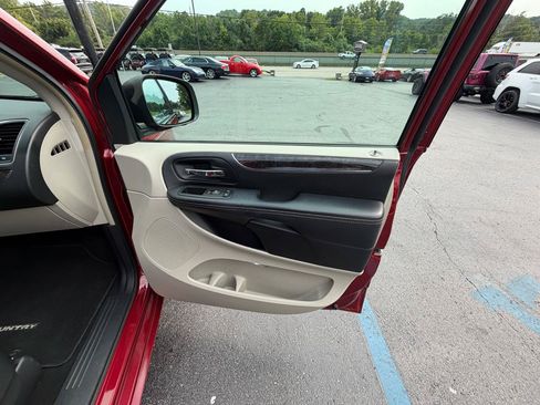 Used 2015 Chrysler Town & Country Touring-L w/ Driver Convenience Group FWD image 43