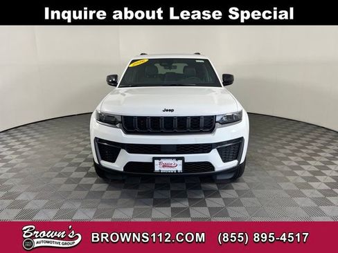 Used 2026 Jeep Grand Cherokee Altitude AWD/4WD image 2