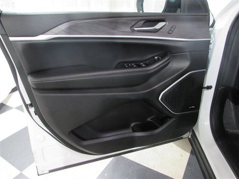 Used 2023 Jeep Grand Cherokee 4WD 4xe image 10