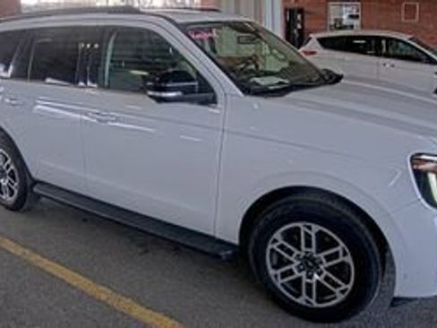 Used 2025 Ford Expedition Active image 3