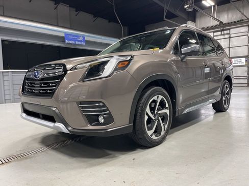 Used 2023 Subaru Forester Touring image 4