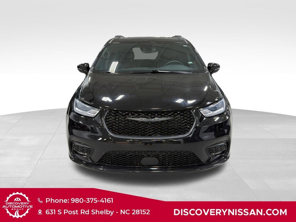 Used 2025 Chrysler Pacifica Limited FWD image 2