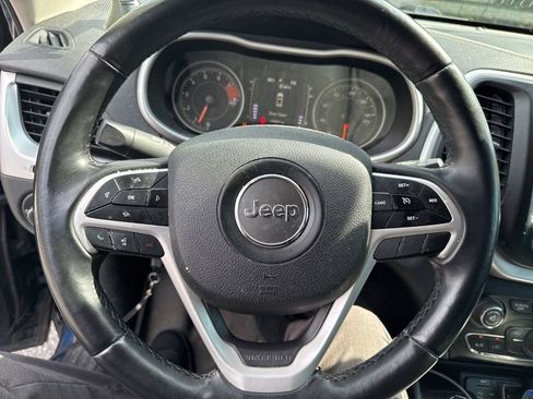 Used 2018 Jeep Cherokee Latitude Plus image 14