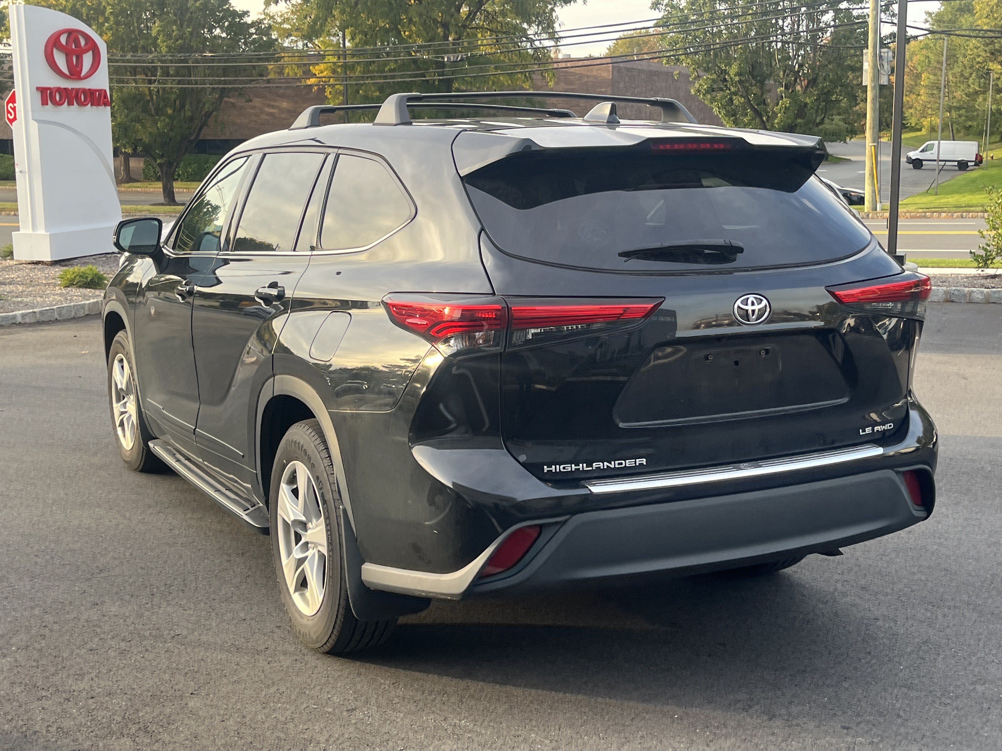 Used 2021 Toyota Highlander LE AWD/4WD image 4
