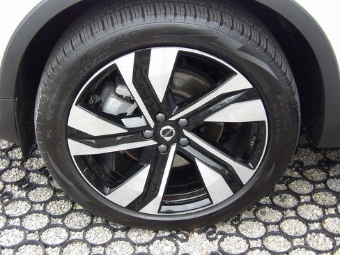 New 2025 Volvo XC40 B5 Plus w/ Protection Package Premier image 28