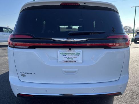 New 2026 Chrysler Pacifica Select image 5