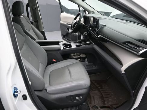 Certified 2023 Toyota Sienna Limited image 30