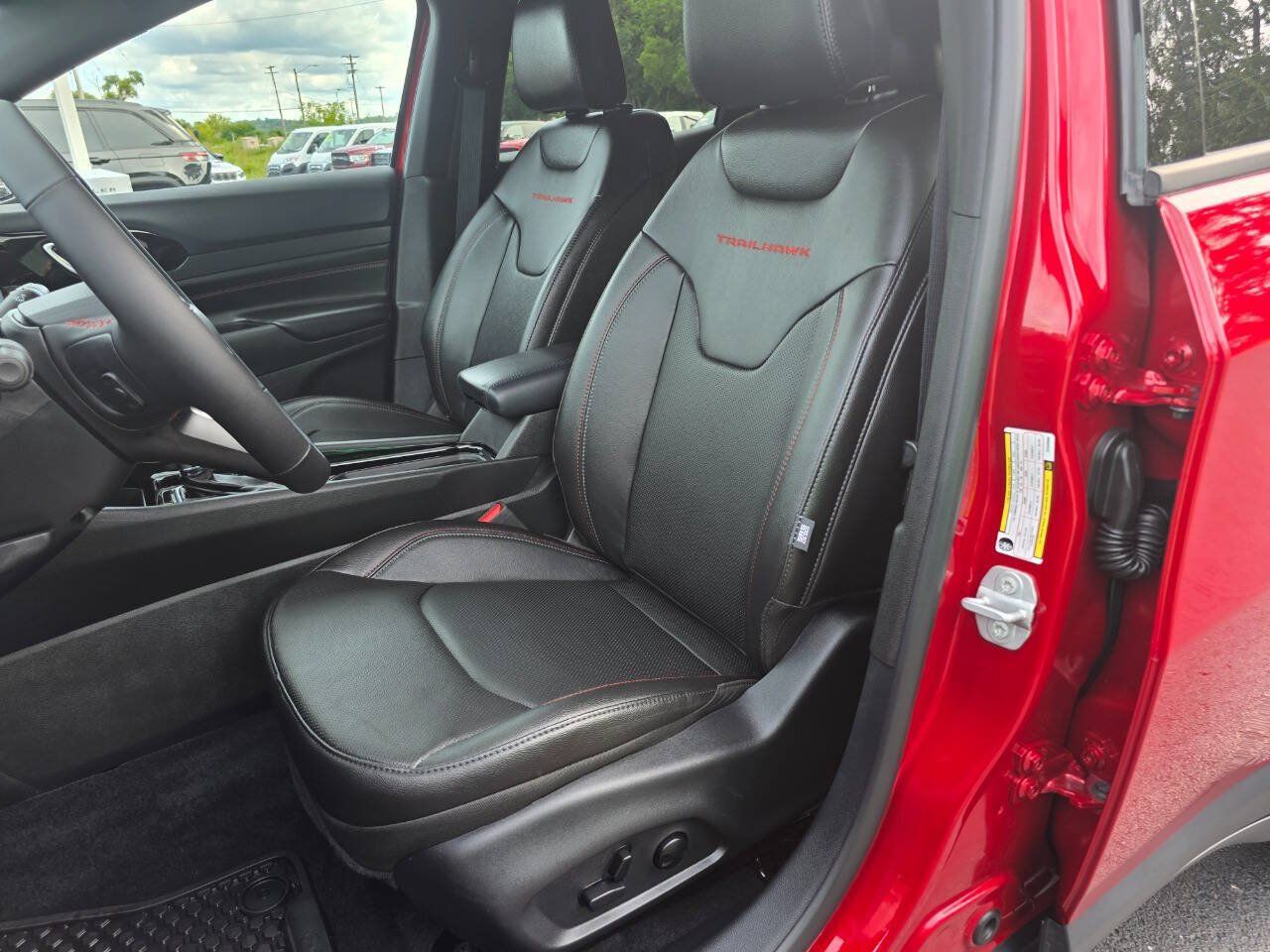Used 2025 Jeep Compass Trailhawk w/ Trailhawk Elite Group AWD/4WD image 15