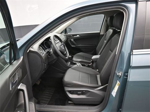 Used 2020 Volkswagen Tiguan SE w/ Panoramic Sunroof Package image 9