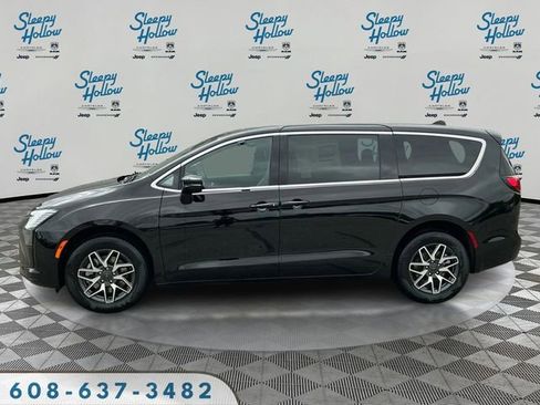 New 2027 Chrysler Pacifica Limited AWD/4WD image 8