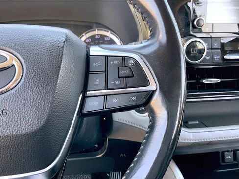 Used 2021 Toyota Highlander LE FWD image 24