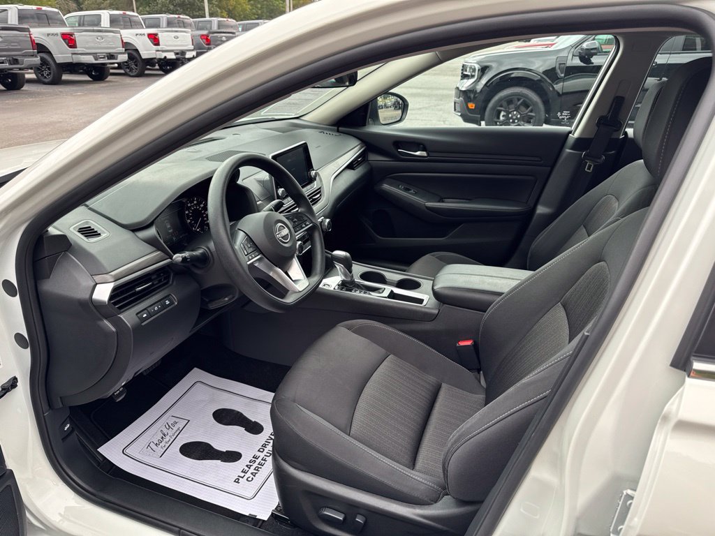 Used 2025 Nissan Altima 2.5 SV FWD image 14