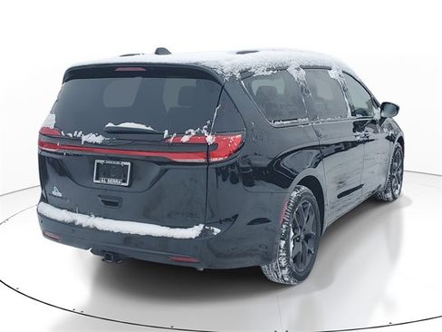 New 2026 Chrysler Pacifica Limited w/ Uconnect Theater Family Group image 4