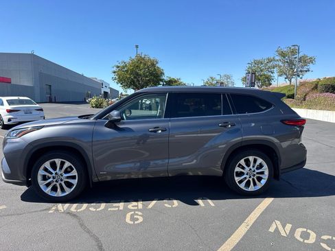 Used 2023 Toyota Highlander Limited AWD/4WD image 4