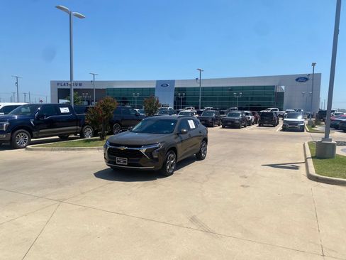 Used 2024 Chevrolet Trax LT FWD image 23